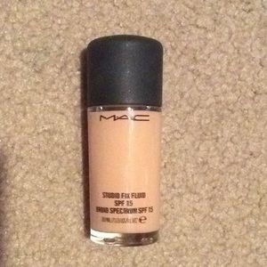 MAC Studio Fix Fluid NW22